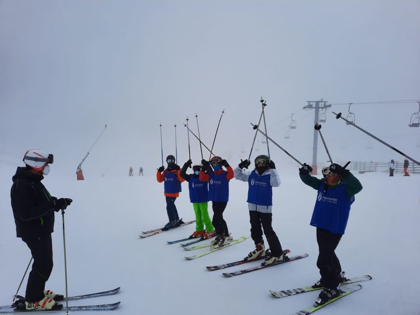 Un centenar de nenos e nenas participan na cuarta quenda da campaña de Esquí da Deputación