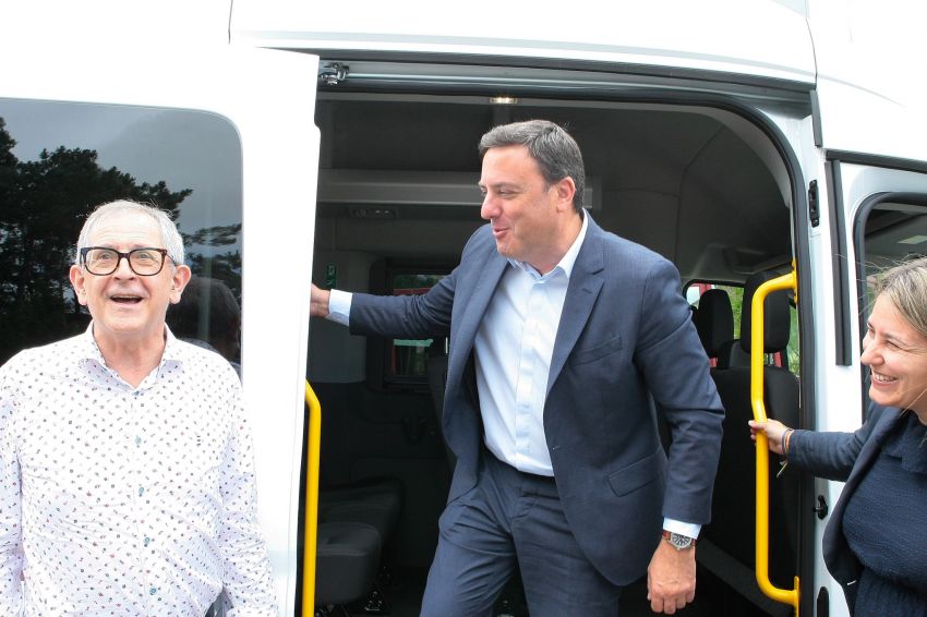 A Deputación entrega un novo vehículo adaptado a Aspaber que permitirá dar servizo a usuarios de vinte concellos da comarca de Bergantiños