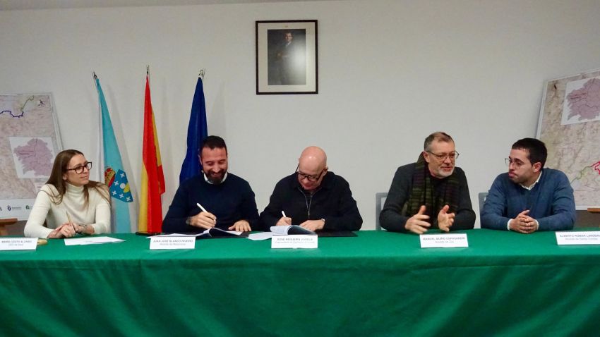 A Deputación da Coruña asina en Mazaricos o convenio polo que achegará case 300 000 euros para acondicionar os máis de setenta quilómetros da senda do Xallas
