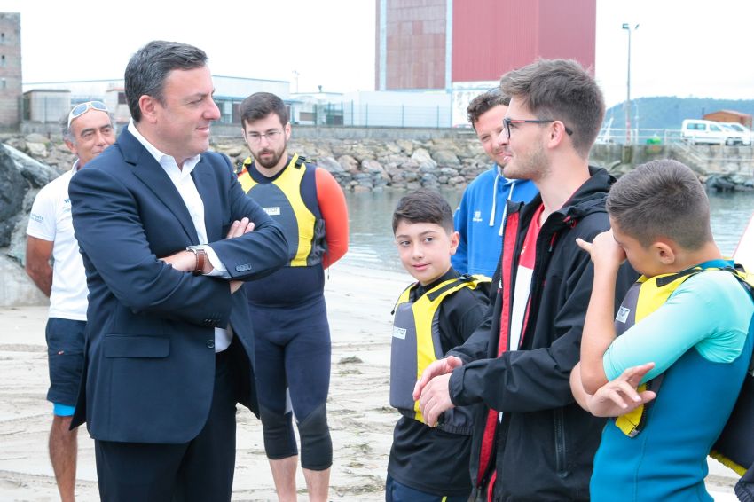 Arredor de 200 nenos e nenas participan este verán na Campaña de Vela da Deputación