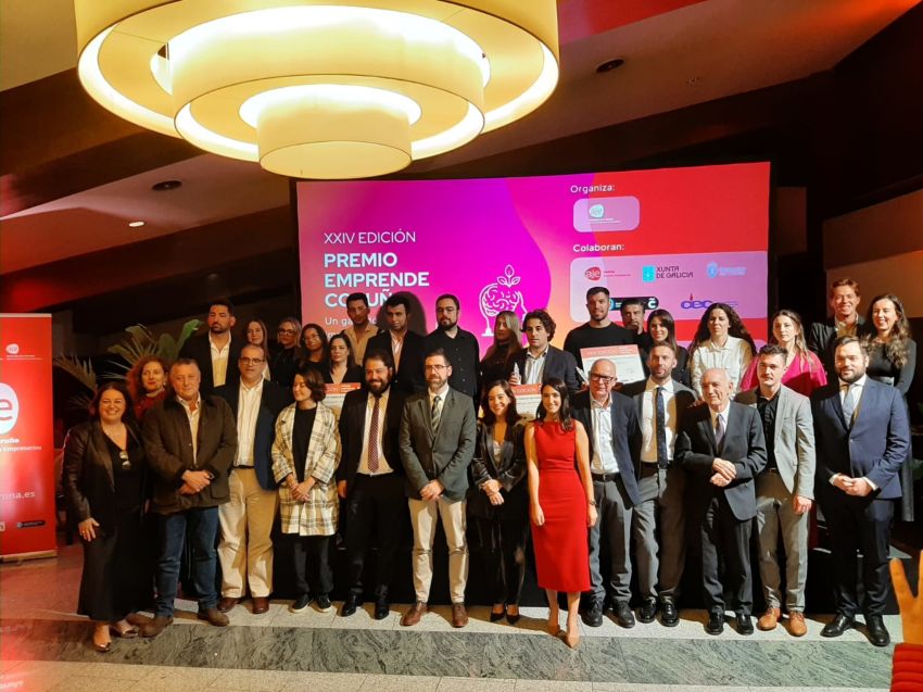 O vicepresidente Xosé Regueira entrega o Premio Iniciativa Emprendedora de AJE Coruña