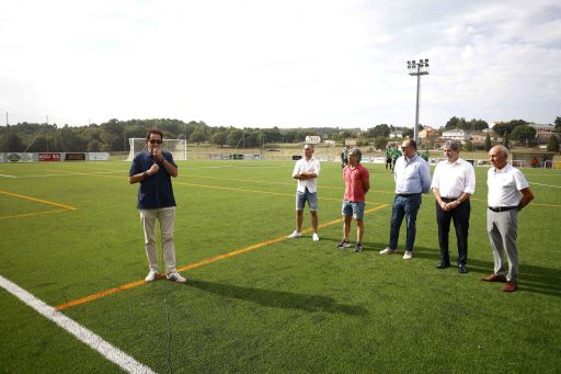 O campo de fútbol de Santiso estrea céspede artificial de última xeración grazas ao apoio da Deputación da Coruña