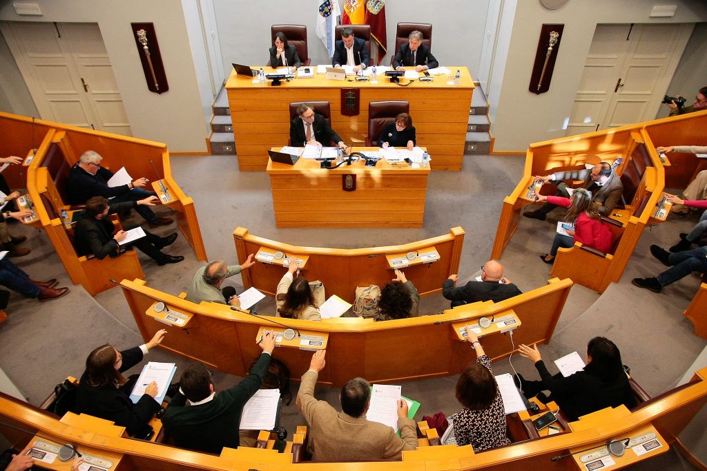 A Deputación da Coruña aproba mocións pedindo remuneracións dignas para os avogados de quenda de oficio e condenando os ataques ás sedes socialistas