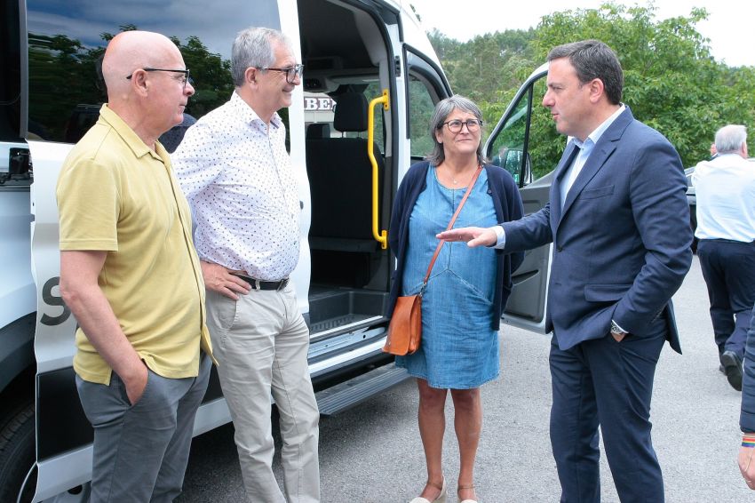 A Deputación entrega un novo vehículo adaptado a Aspaber que permitirá dar servizo a usuarios de vinte concellos da comarca de Bergantiños
