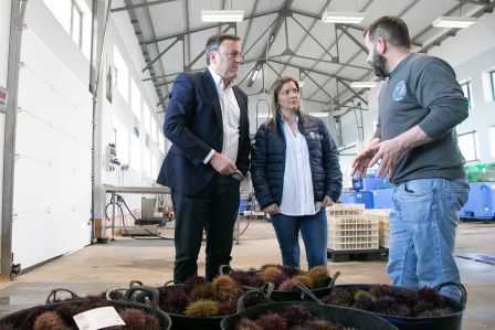 O presidente da Deputación da Coruña visita a Confraría de Pescadores de Ferrol