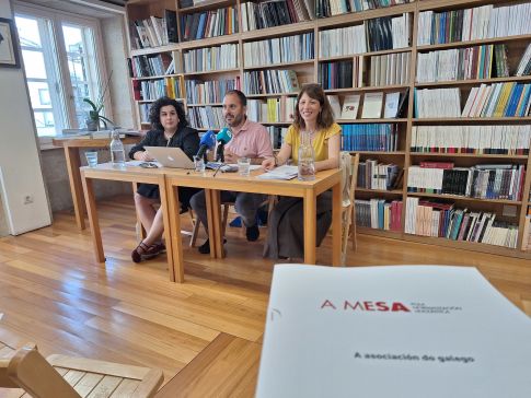 A Deputada de lingua da Deputación da Coruña participou na presentación do informe anual da liña do galego 2022