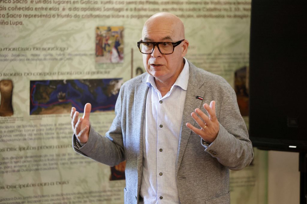 O vicepresidente pon en valor o Pico Sacro, que, “representa unha forma de entender o territorio”