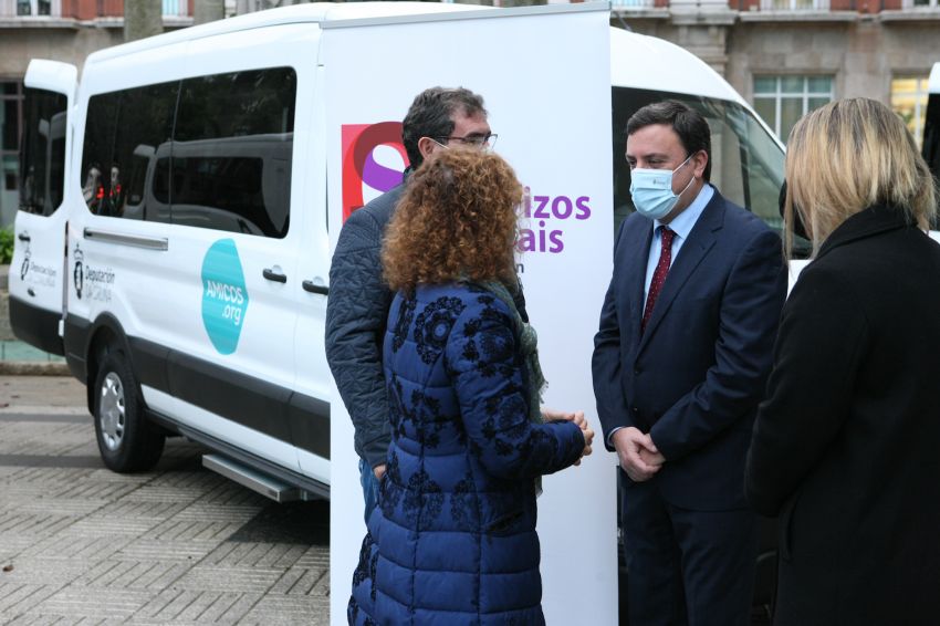 A Deputación da Coruña entrega catro vehículos adaptados a entidades sociais da provincia