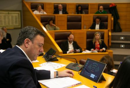 O Orzamento 2025 da Deputación da Coruña prioriza o financiamento de obras e servizos nos municipios, cun Plan Único que crece un 72%