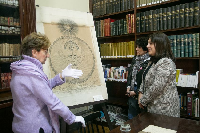Natividade González visita a biblioteca da Fundación Biblioteca Casa Consulado, beneficiaria das axudas culturais da Deputación