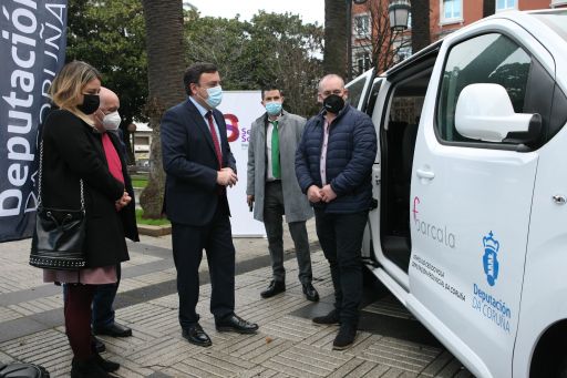 A Deputación da Coruña entrega catro vehículos adaptados a entidades sociais da provincia