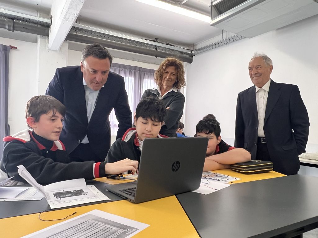 Formoso compromete reforzar o apoio da Deputación da Coruña ao Instituto Santiago Apóstol de Bos Aires para manter viva a lingua e a cultura galega en Arxentina