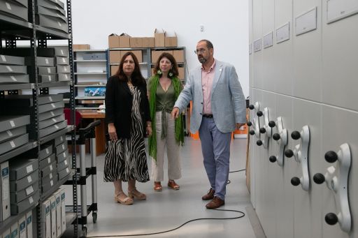 As deputadas de cultura e lingua, Natividade González e Soledad Agra, visitan a Real Academia Galega