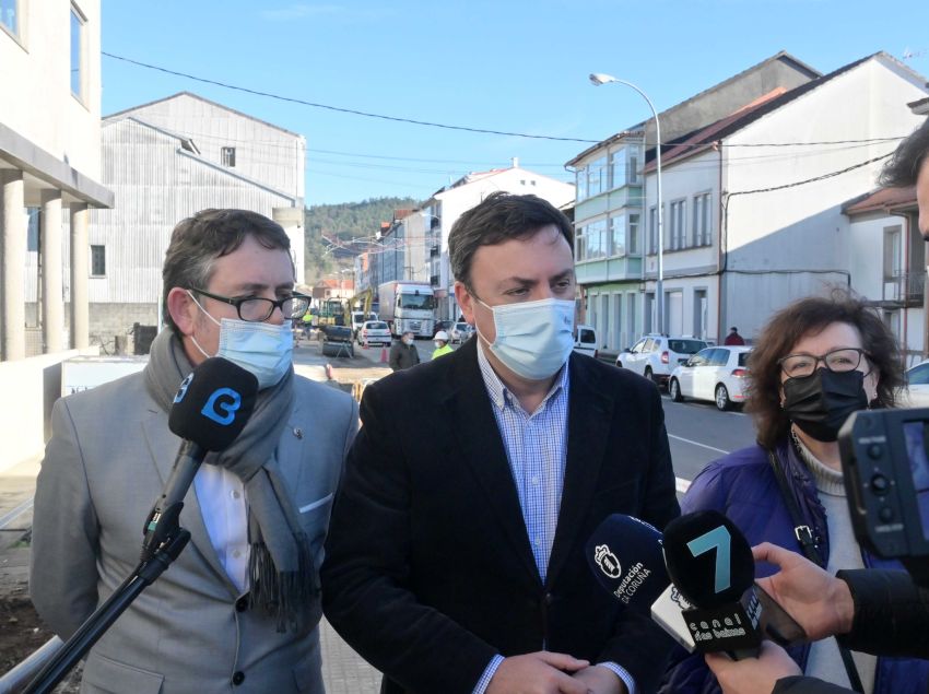 González Formoso supervisa o reinicio das obras de humanización na estrada DP-5604 en San Campio, Outes