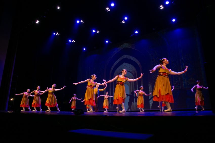 Un Teatro Colón entregado gozou do peche do curso do Conservatorio de Danza da Deputación