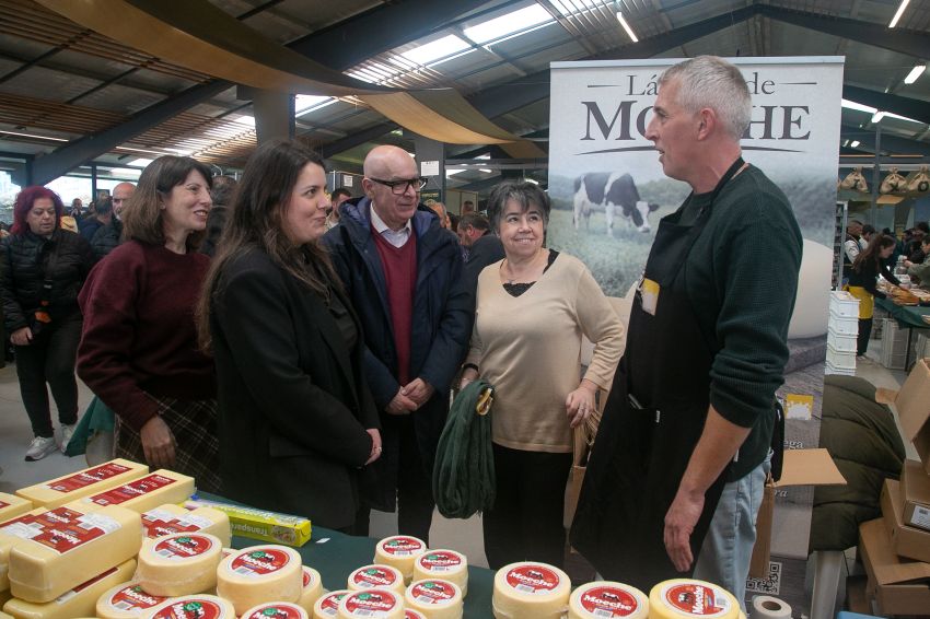 Xosé Regueira e Cristina García subliñan na Feira do Queixo de Moeche a importancia do «produto de 'Km 0'»