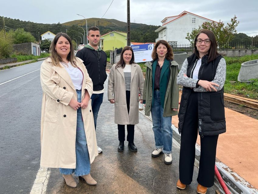 A deputada do Plan Único, Cristina García, aborda en Muros o investimento da Deputación no municipio, que supera os 860.000 €
