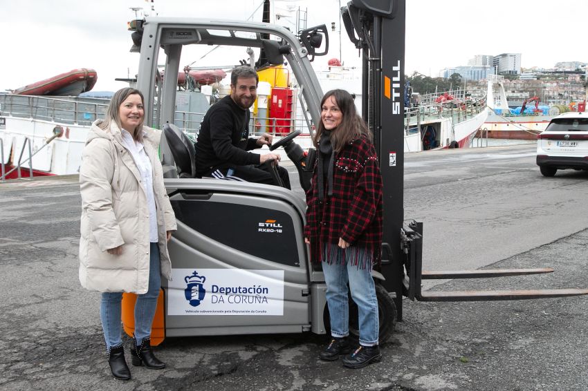 A Deputación financia a adquisición dunha nova carretilla eléctrica para a Confraría de Pescadores da Coruña