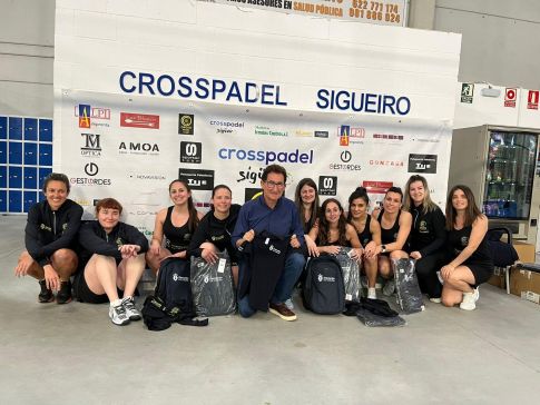 O deputado de Deportes visita ao Oroso Pádel Club feminino, flamante campión galego que representará a Galicia no Máster Internacional de Valencia