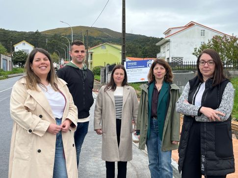 A deputada do Plan Único, Cristina García, aborda en Muros o investimento da Deputación no municipio, que supera os 860.000 €
