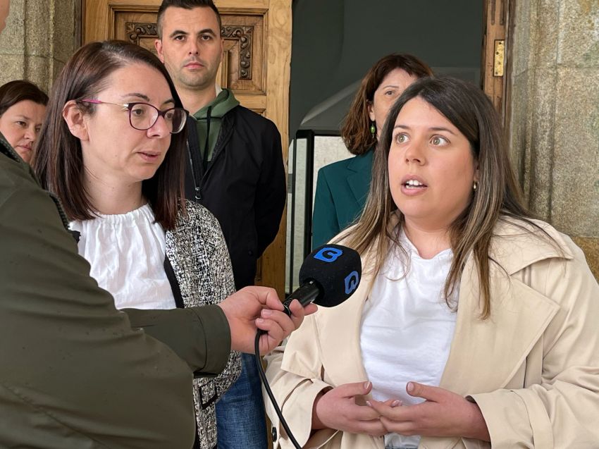 A deputada do Plan Único, Cristina García, aborda en Muros o investimento da Deputación no municipio, que supera os 860.000 €