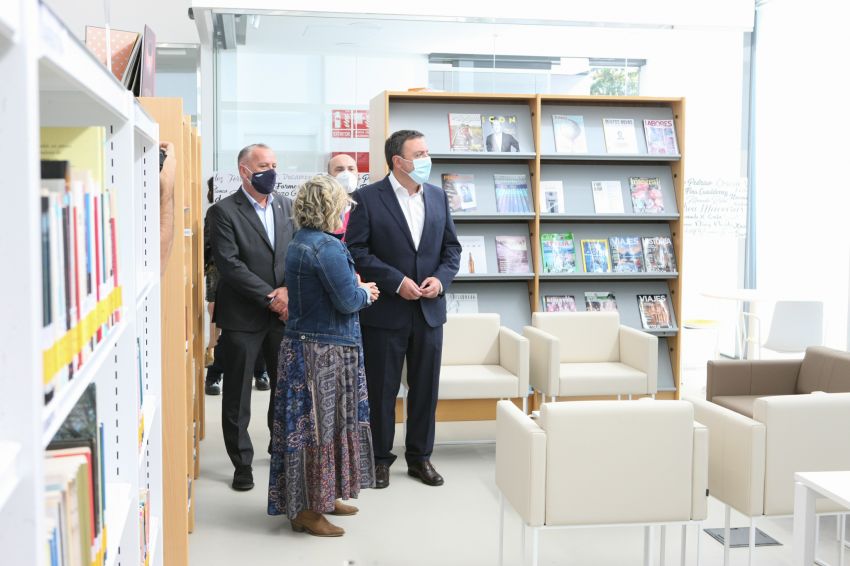 Cambre inaugura a  Biblioteca Central, que cumpre cunha demanda histórica dos veciños