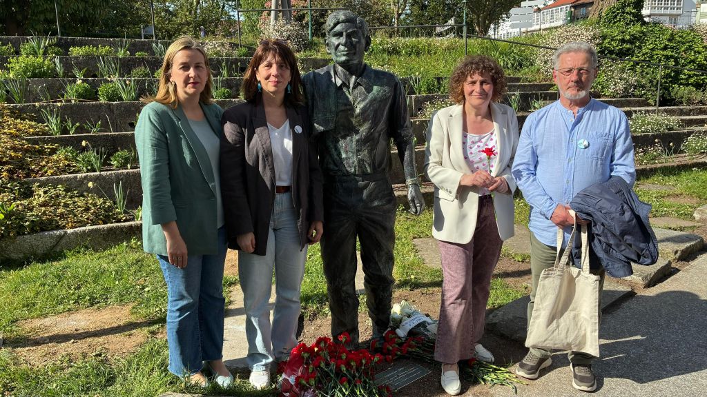 Sol Agra participa no acto institucional en que se inaugurou unha estatua en homenaxe á vítima do franquismo Moncho Reboiras