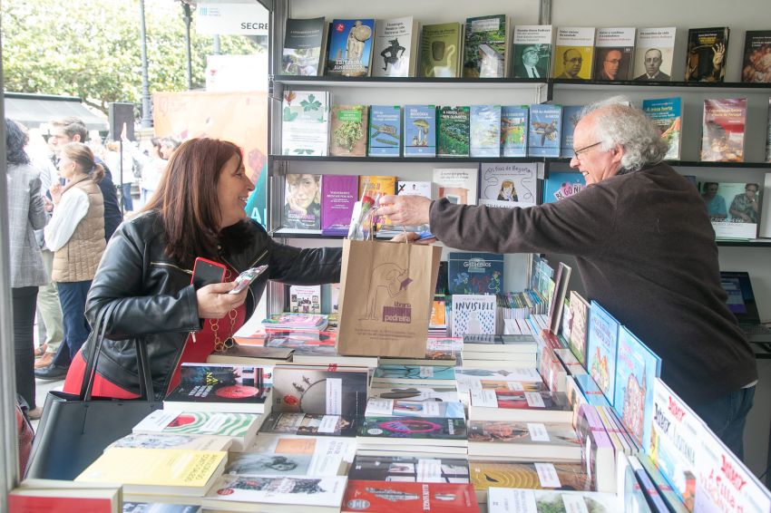 A Deputación reafirma en Ferrol o seu apoio ás feiras do libro como espazos de encontro e promoción da lectura en toda a provincia