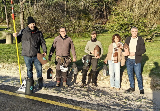 A Deputación da Coruña instalou unha rede de refuxios para fauna no piñeiral de Balarés (Ponteceso) ao que asistíu a Deputada de Medio Ambiente, Rosa Ana García. Esta rede ofrecerá protección, e lugar de cría, a aves e morcegos nunha zona castigada polos 