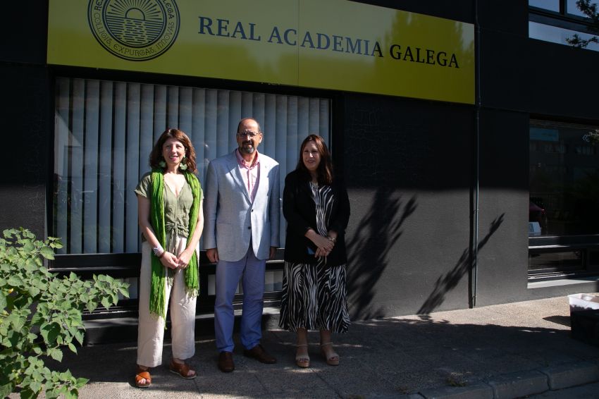 As deputadas de cultura e lingua, Natividade González e Soledad Agra, visitan a Real Academia Galega