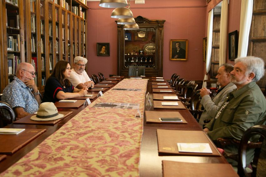 A deputada de cultura, Natividade González, visita a Real Academia Galega de Belas Artes