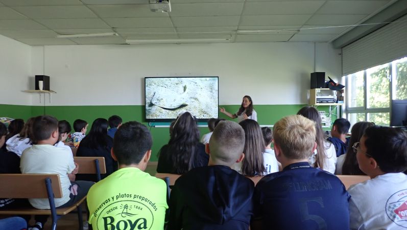 Formadora da cooperativa 13 Grados impartindo o obradoiro infantil Mergullando dende a clase, que a Deputación da Coruña levou a 10 colexios da provincia.