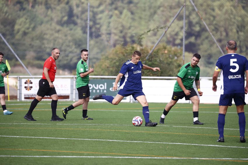 O campo de fútbol de Santiso estrea céspede artificial de última xeración grazas ao apoio da Deputación da Coruña