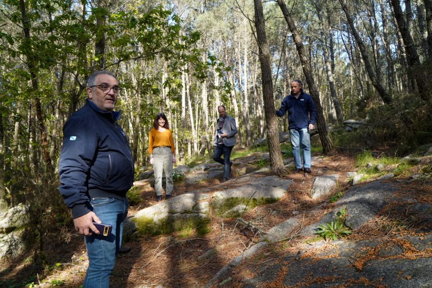 A Deputación valora a inclusión dos petróglifos de Fontemoureira (Outes) no proxecto Parque Compostela Rupestre