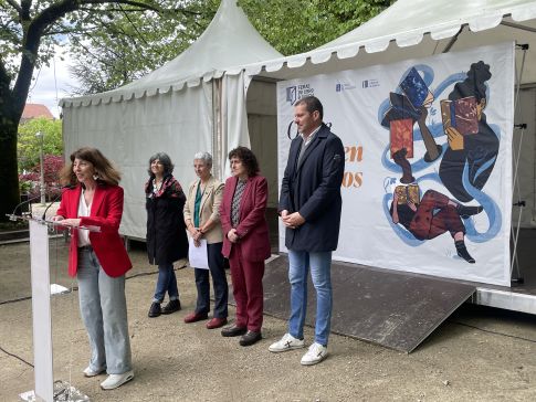 Santiago de Compostela inaugura a súa Feira do Libro, que un ano máis conta co apoio da Deputación