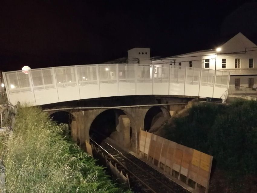 A Deputación instala a pasarela para o paso seguro dos peóns sobre a vía do tren na avenida Santa Icía, en Narón