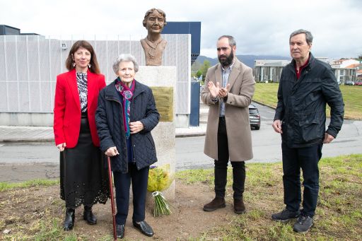 As Madriñas Republicanas, “esas mulleres que puxeron humanidade no horror” reciben en Rianxo unha homenaxe da man da Deputación
