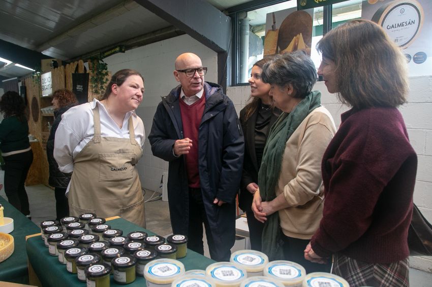 Xosé Regueira e Cristina García subliñan na Feira do Queixo de Moeche a importancia do «produto de 'Km 0'»