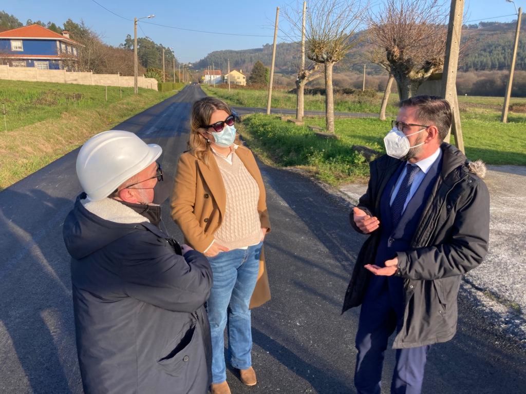 Ana Lamas visita as obras de renovación da estrada de Papoi a Mandiá, en Ferrol, nas que a Deputación inviste 128.878 euros