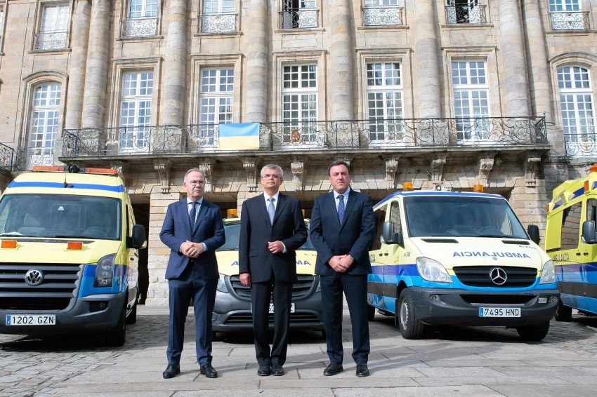 A Deputación da Coruña entrega ao embaixador de Ucraína catro ambulancias para atender as urxencias da guerra