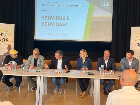 A Deputación da Coruña recalca o traballo das empresas turísticas da Costa da Morte para crear “unha comarca de referencia” en Galicia e no Estado