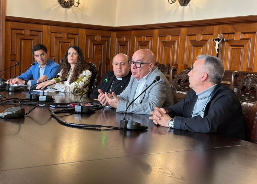Ourives de Compostela restaura, grazas ao apoio da Deputación, 40 pezas antigas, a maioría do S. XVIII