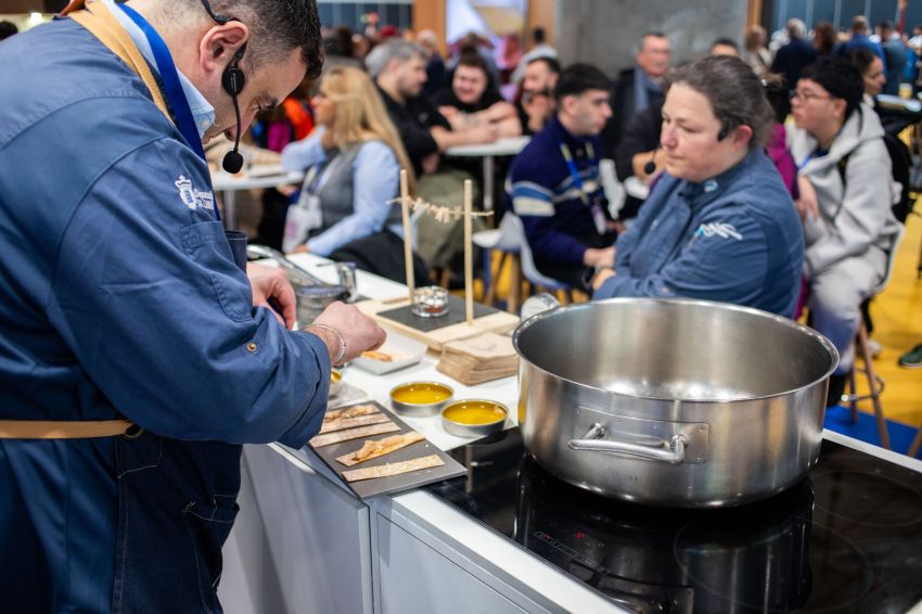 Grande expectación e ringleiras nas primeiras demostracións que acolleu o posto da Deputación da Coruña en Madrid Fusión 2026