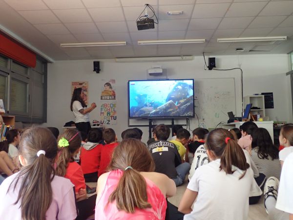 Alumnado de 4º do CEIP de Pedrouzos do Concello de Brión asistindo ao obradoiro infantil, Un mar de cambios. O cambio climático na  costa de Galicia, organizado pola Sección de Medio Ambiente da Deputación da Coruña