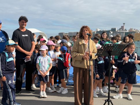 Escolares e entidades medioambientais &uacute;nense nas praias de Riazor e Orz&aacute;n para celebrar o D&iacute;a Mundial dos Oc&eacute;anos
