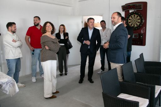 O presidente da Deputación e o alcalde de Pontedeume visitan as melloras realizadas na sede da Asociación Veciñal e Cultural “Mariano Ruiz” da parroquia de Andrade
