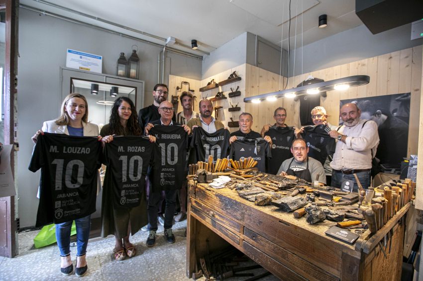 A SD Compostela presenta a súa nova equipación, “Acibeche”, en colaboración con Ourives de Compostela, que conta co apoio da Deputación