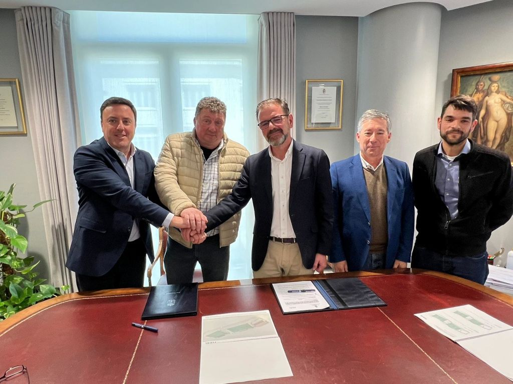 A Deputación e o Concello de Ferrol asinan un protocolo para financiar con 864.000 euros a remodelación dos campos de fútbol de Caranza