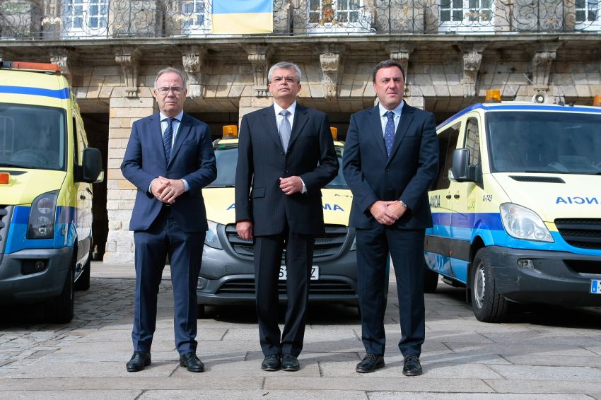 A Deputación da Coruña entrega ao embaixador de Ucraína catro ambulancias para atender as urxencias da guerra