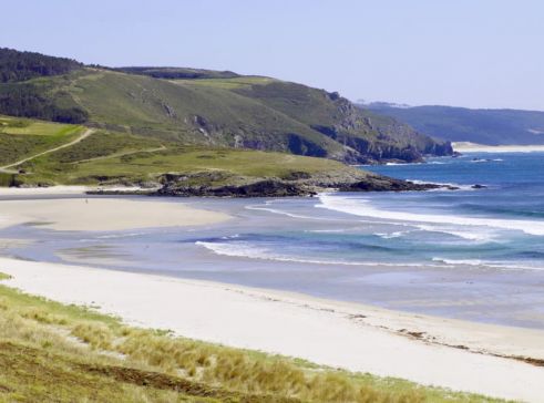 A Deputación destina 900.000 euros para financiar os servizos de limpeza de praias nos concellos da provincia
